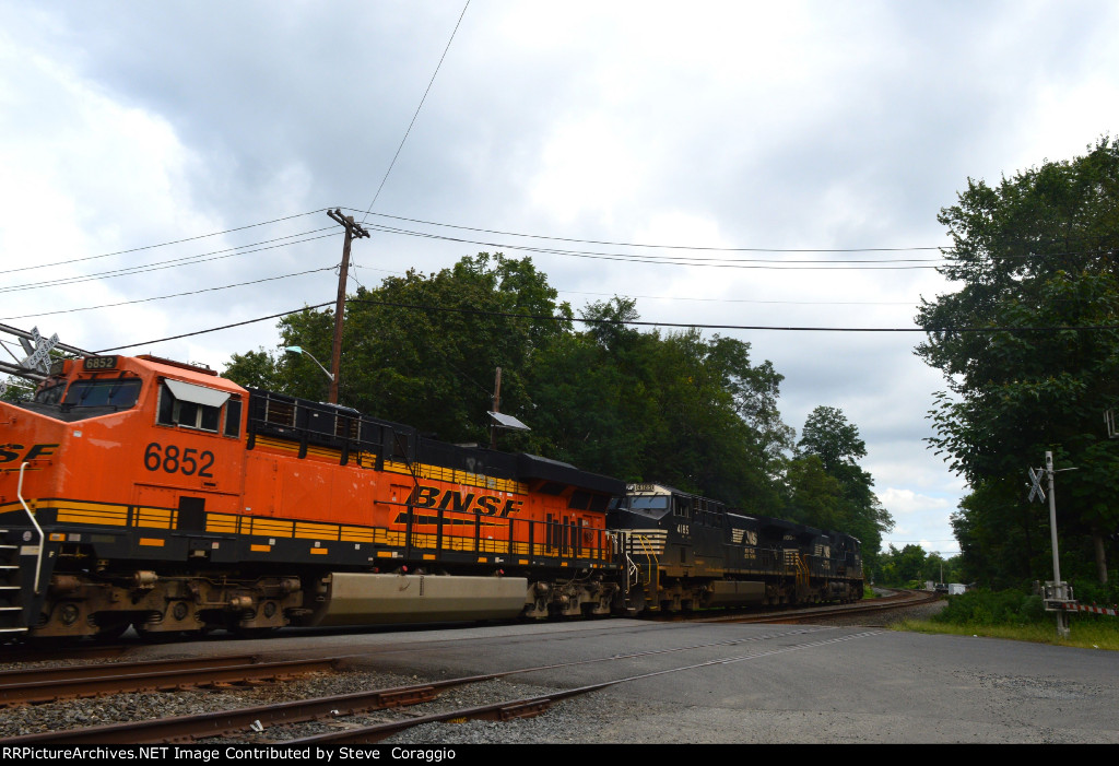 BNSF 6852, NS 4185, NS 9894